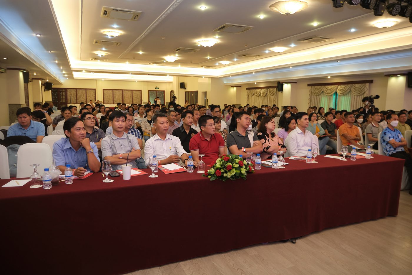 Hội trường kín chỗ trong mỗi buổi chia sẻ chiến lược đầu tư